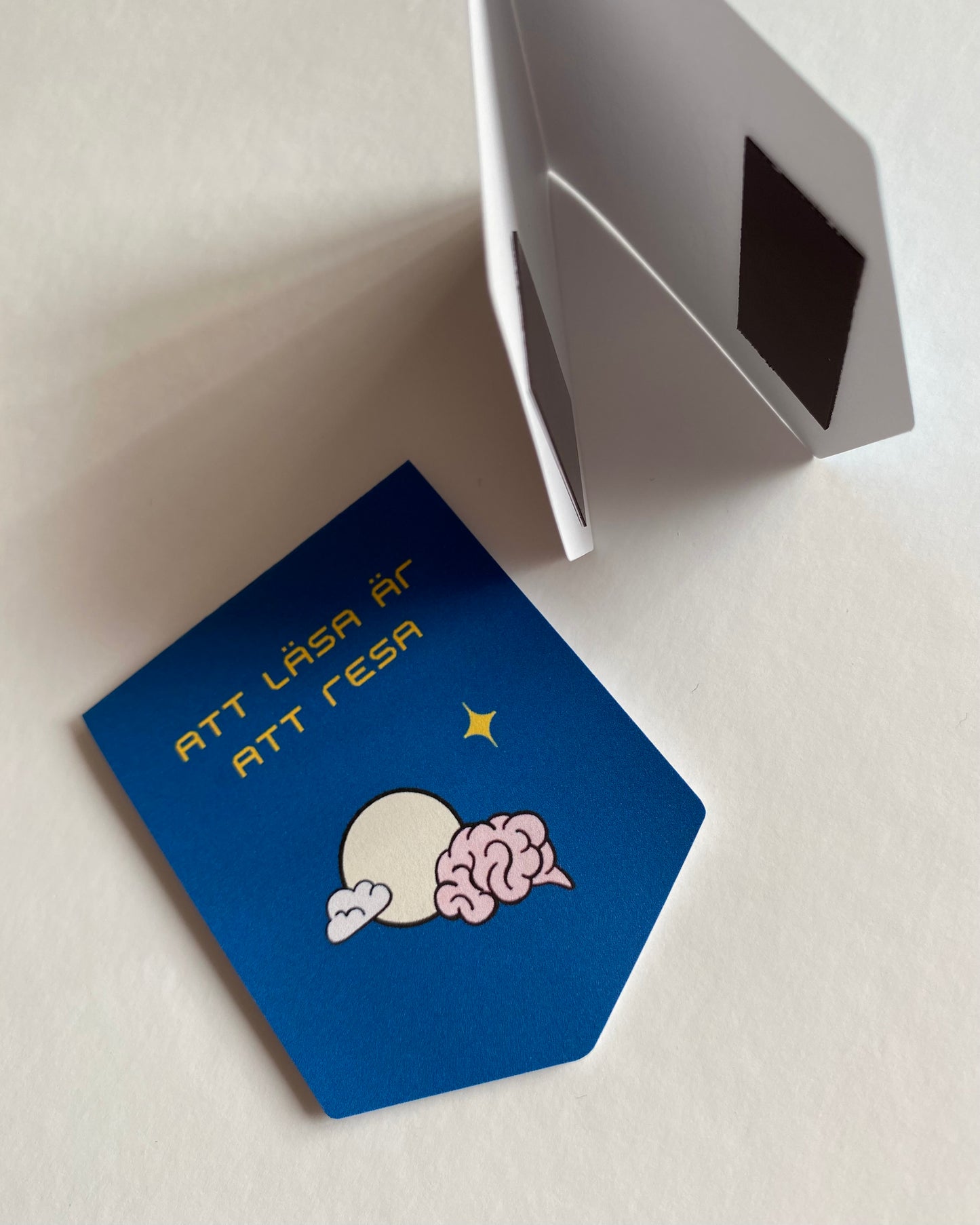 Bokmärke med magnet: Att läsa är att resa